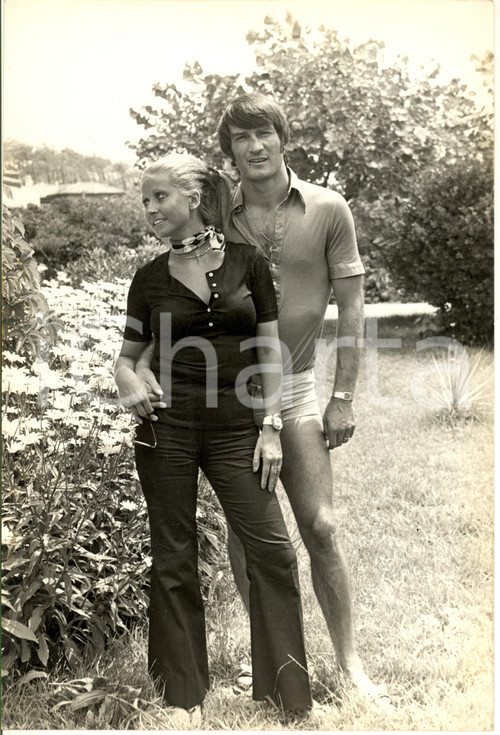 1970 ca COSTUME ITALIA Enrico ALBERTOSI in giardino con la moglie (3) Foto 20x30 1970 ca COSTUME ITALIA Enrico ALBERTOSI in giardino con la moglie (3) Foto 20x30